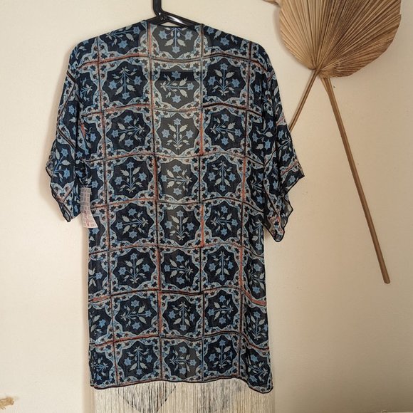 Lularoe Monroe Cover Up - Picture 5 of 7